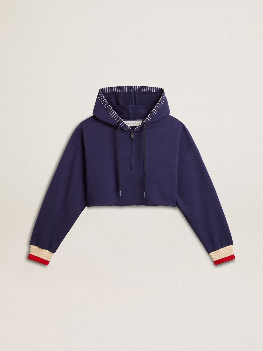 sudadera corta azul oscuro con cierre de cremallera y capucha bordada