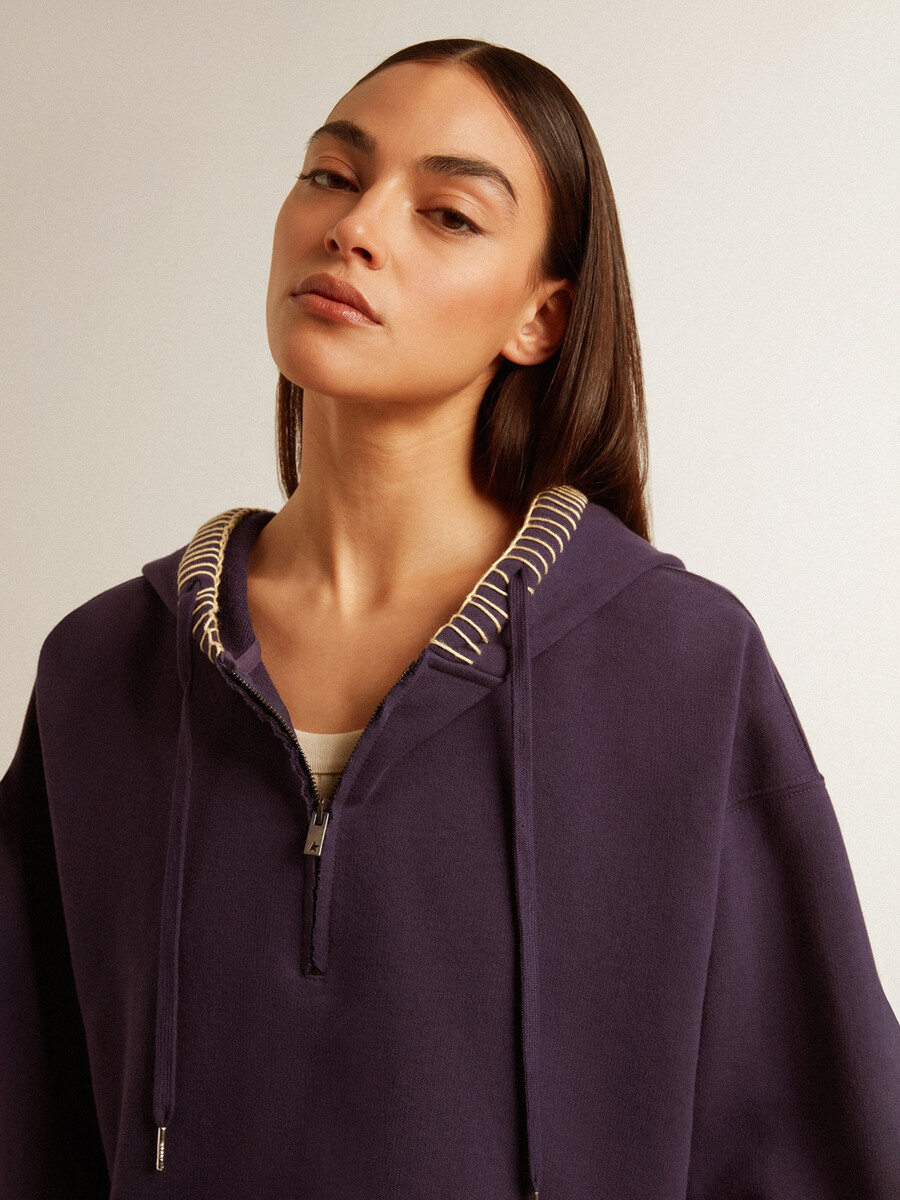 sudadera corta azul oscuro con cierre de cremallera y capucha bordada
