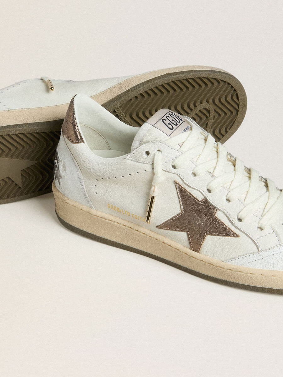 ball star para mujer en piel napa blanca con estrella y refuerzo en el talón de piel laminada color bronce