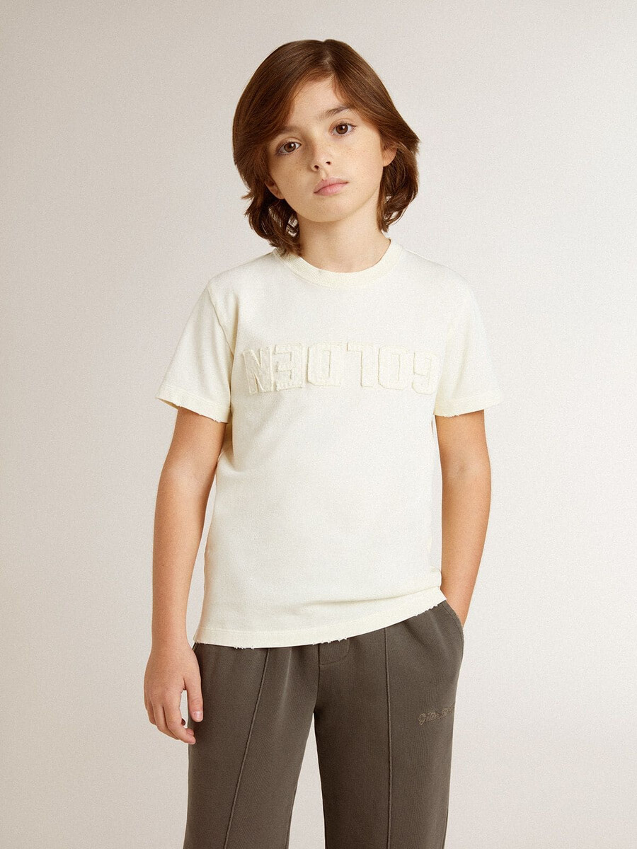camiseta de niño color crema con logo en relieve