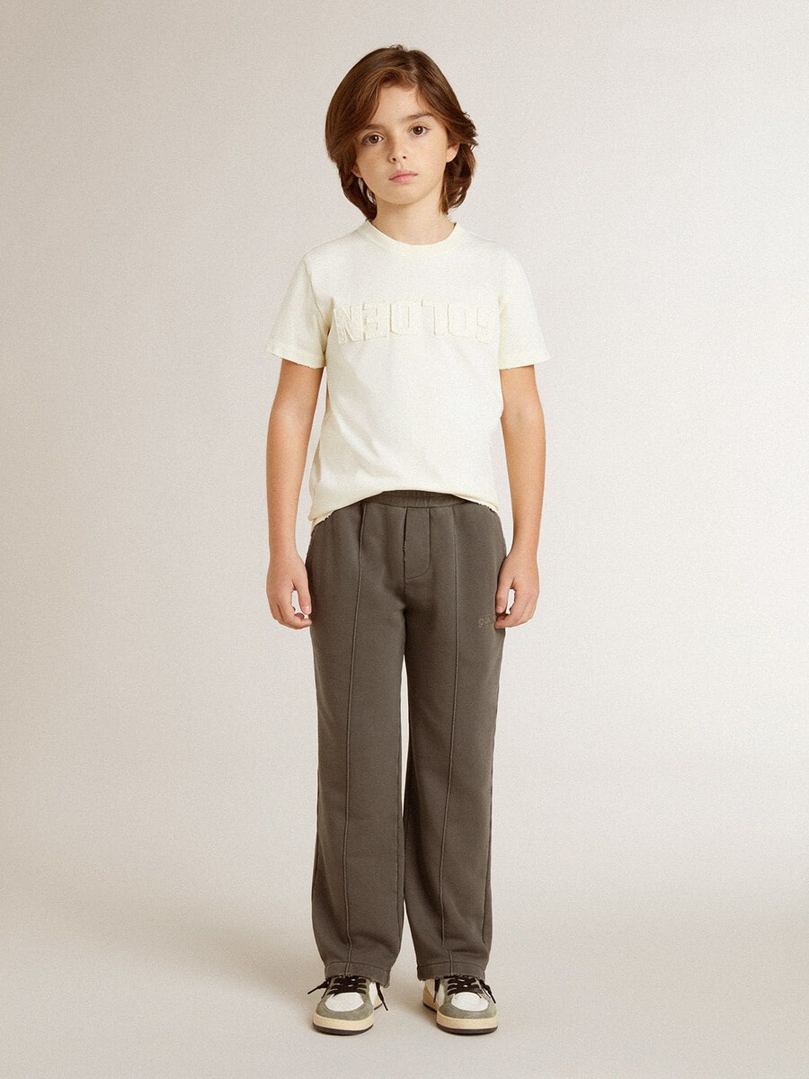 camiseta de niño color crema con logo en relieve