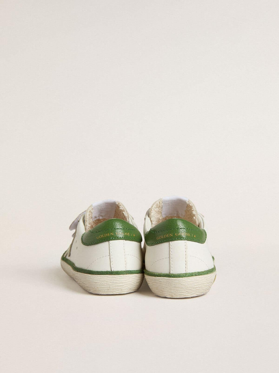 teen old school en piel blanca con refuerzo de talón de napa verde y plantilla verde