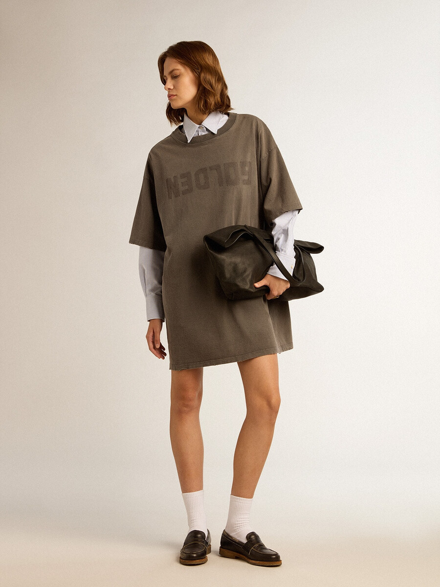 vestido camisero gris de mujer con tratamiento desgastado