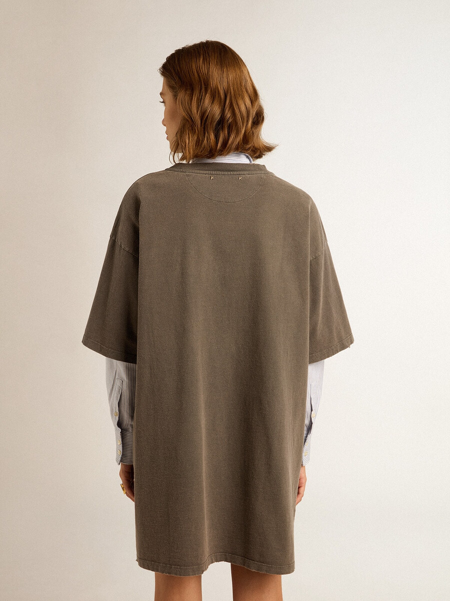 vestido camisero gris de mujer con tratamiento desgastado