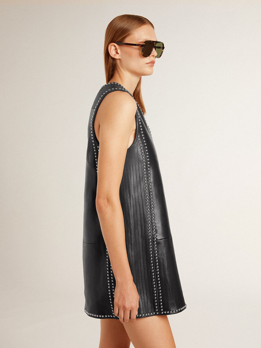 vestido de mujer de piel napa negra con tachuelas
