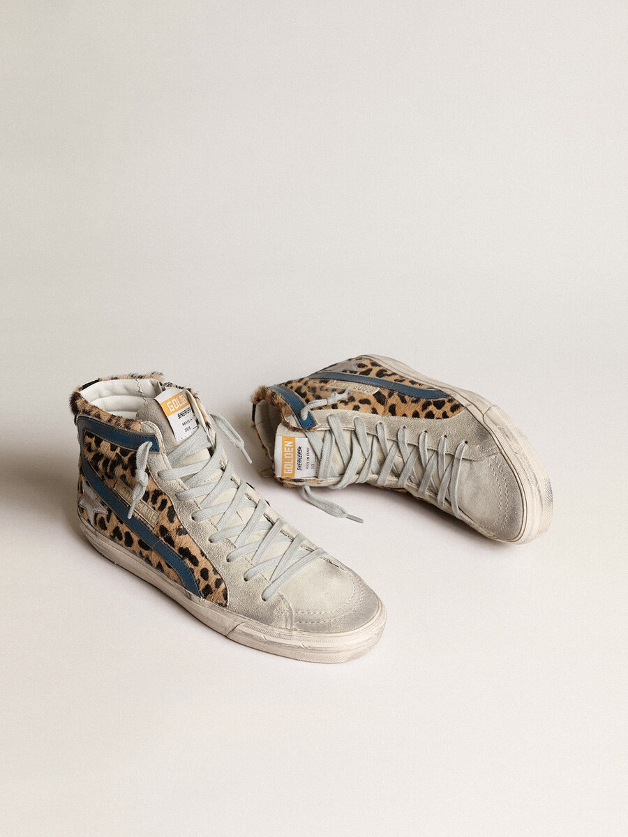 sandalias de mujer en piel de potro con estampado de leopardo y estrella de cuero plateada
