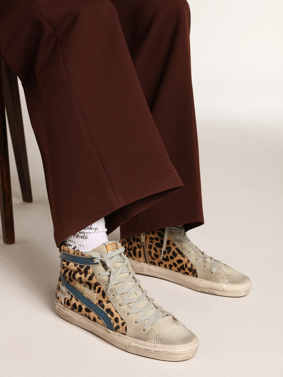 sandalias de mujer en piel de potro con estampado de leopardo y estrella de cuero plateada