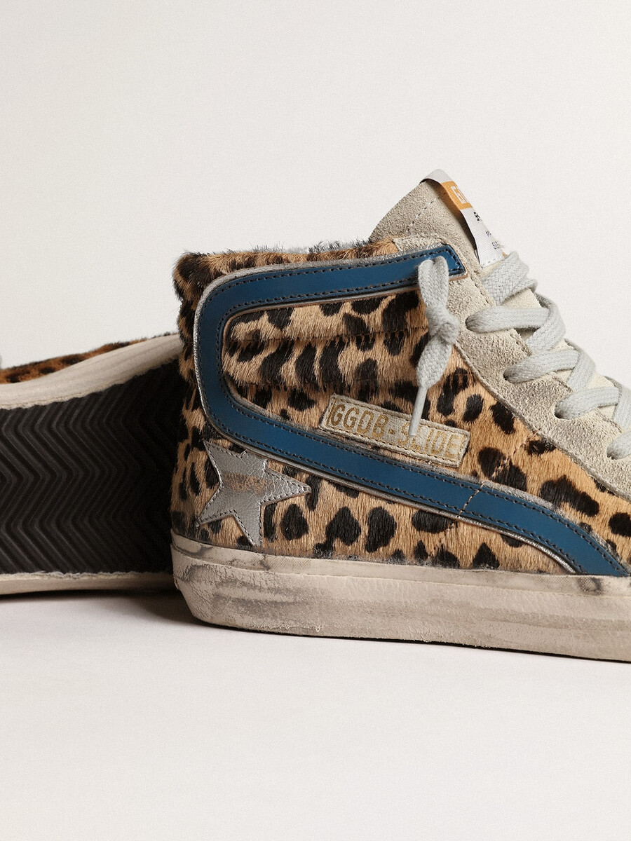 sandalias de mujer en piel de potro con estampado de leopardo y estrella de cuero plateada
