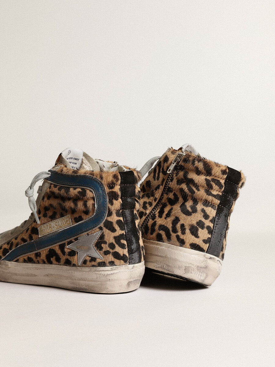 sandalias de mujer en piel de potro con estampado de leopardo y estrella de cuero plateada