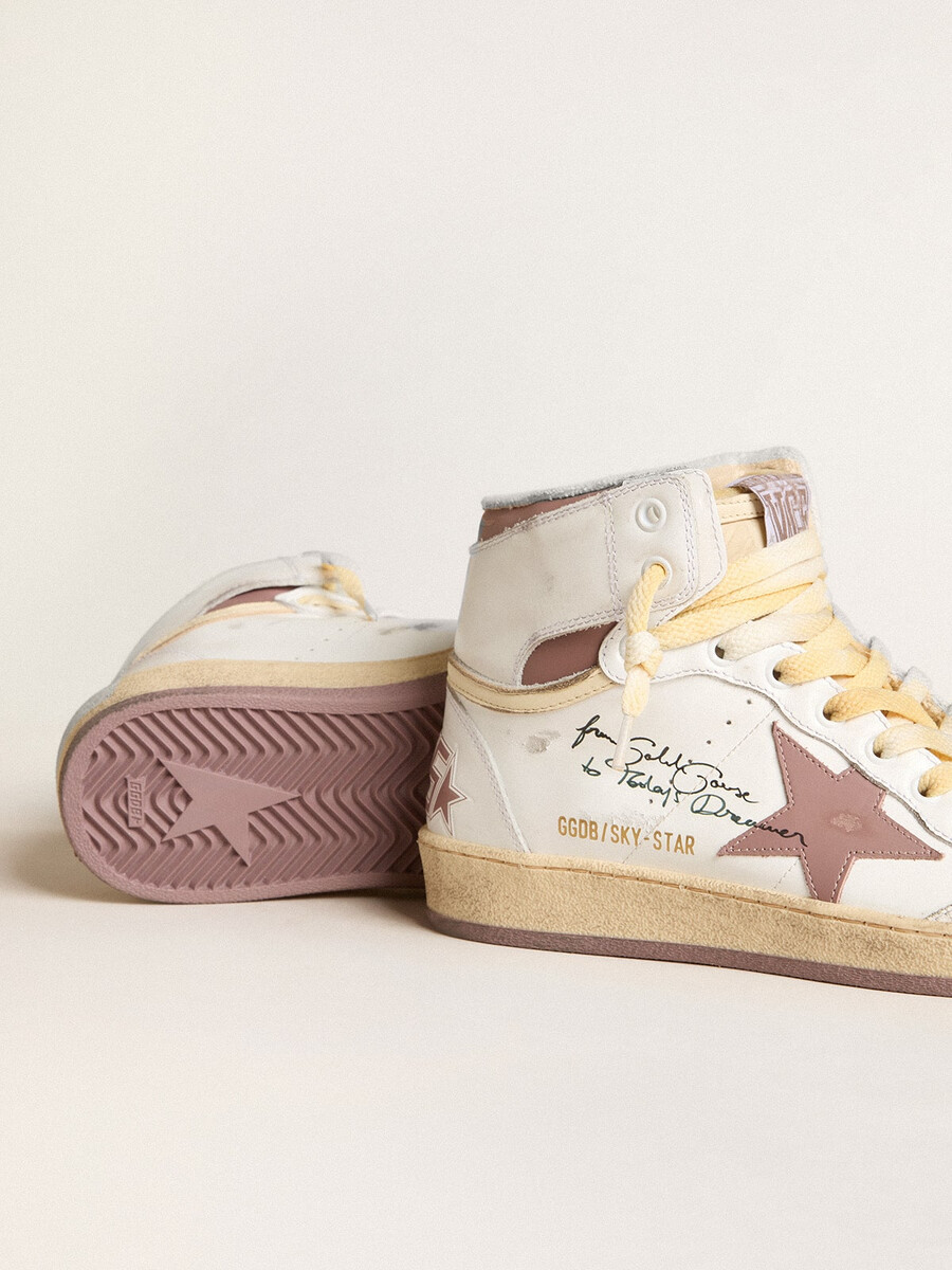 sky-star en cuero blanco con estrella de cuero rosa