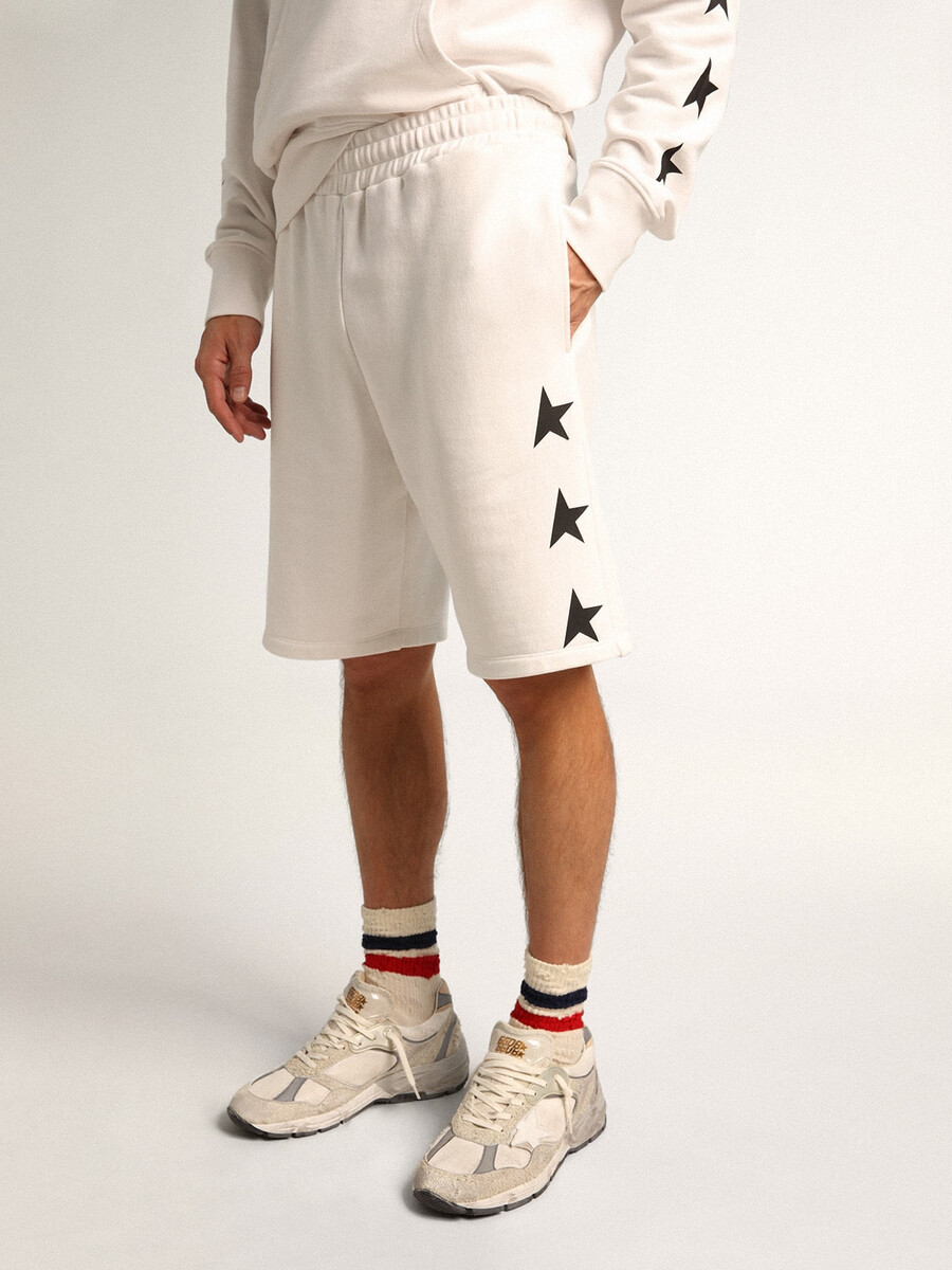 bermudas blancas vintage para hombre con estrellas negras en contraste