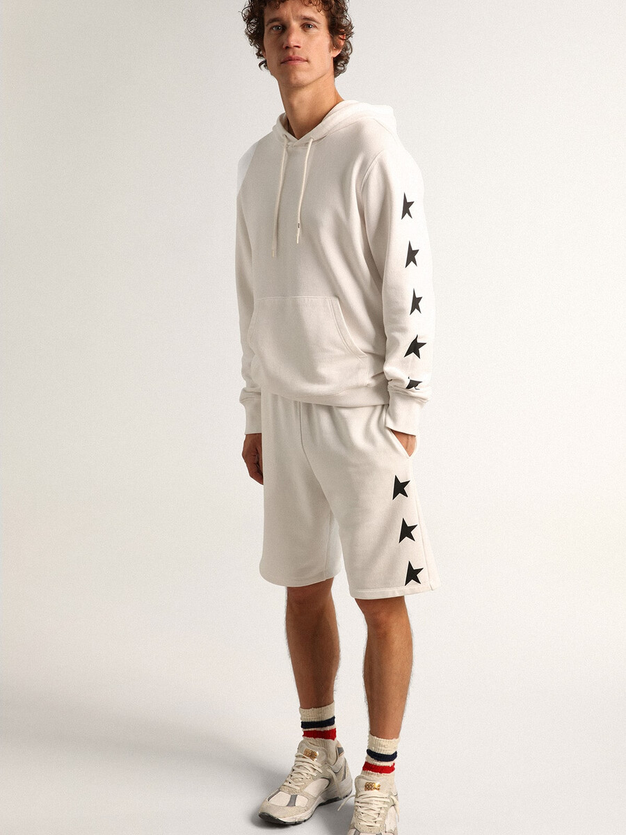 bermudas blancas vintage para hombre con estrellas negras en contraste