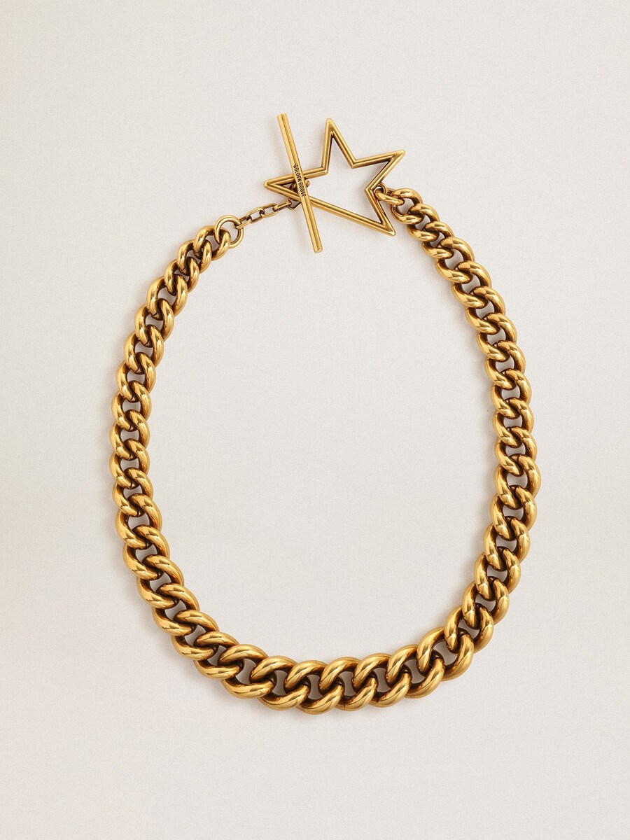 collar en oro antiguo con cadena decreciente y cierre en forma de estrella.