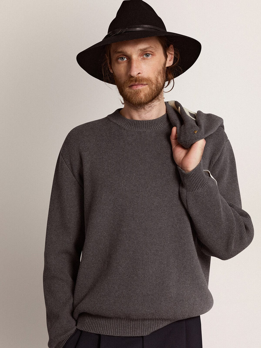 suéter de cuello redondo para hombre en algodón gris oscuro con logotipo en la espalda.