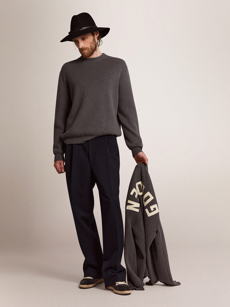 suéter de cuello redondo para hombre en algodón gris oscuro con logotipo en la espalda.