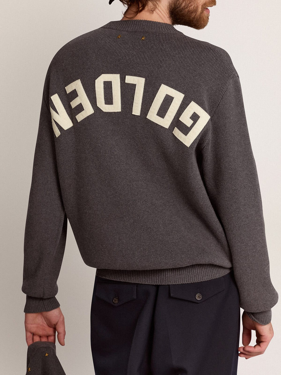suéter de cuello redondo para hombre en algodón gris oscuro con logotipo en la espalda.