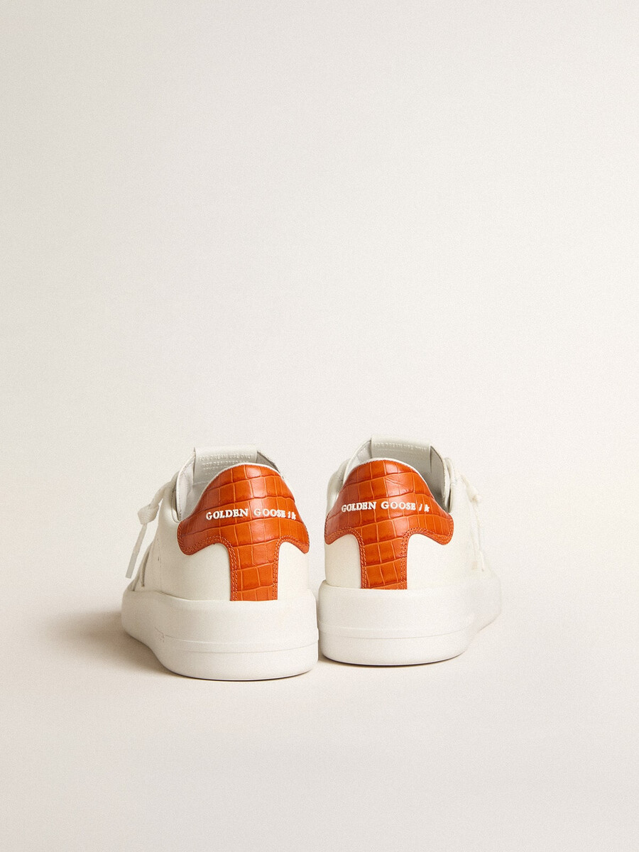 purestar para hombre con estrella de cuero blanco y refuerzo naranja en el talón.