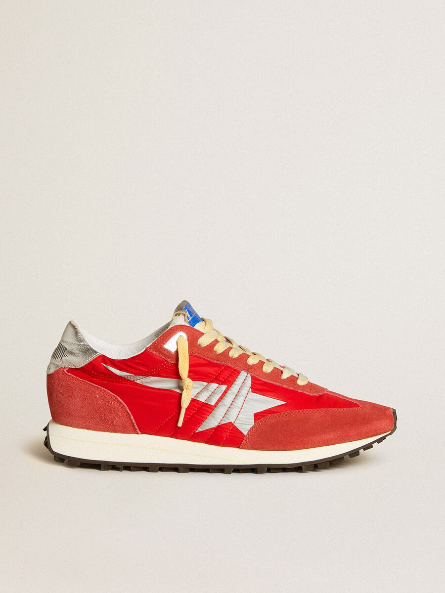 maratón para hombre con parte superior de nailon rojo y estrella plateada
