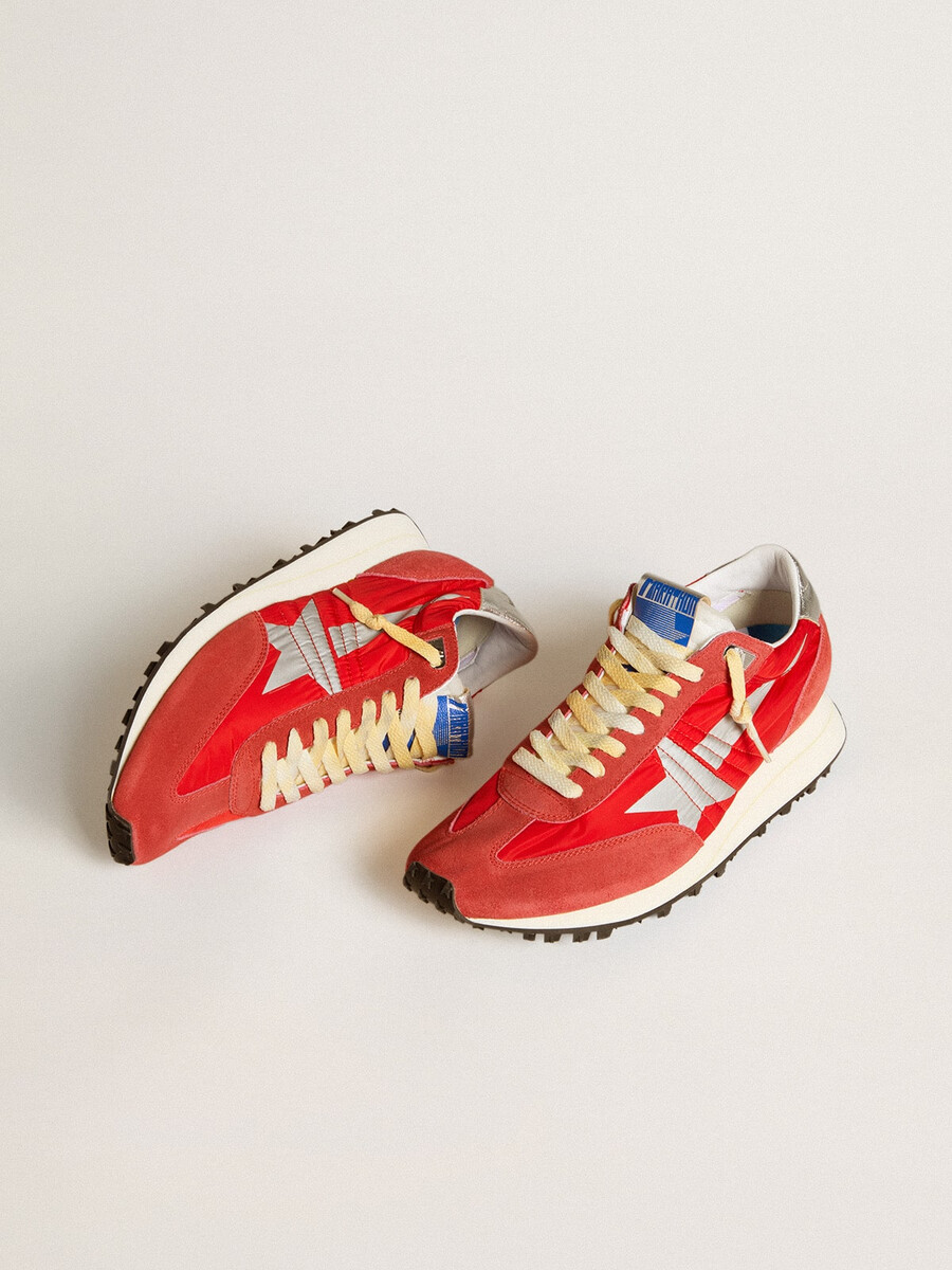 maratón para hombre con parte superior de nailon rojo y estrella plateada