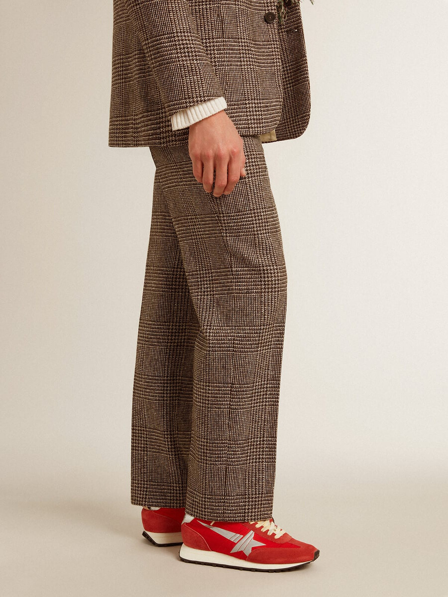 maratón para hombre con parte superior de nailon rojo y estrella plateada