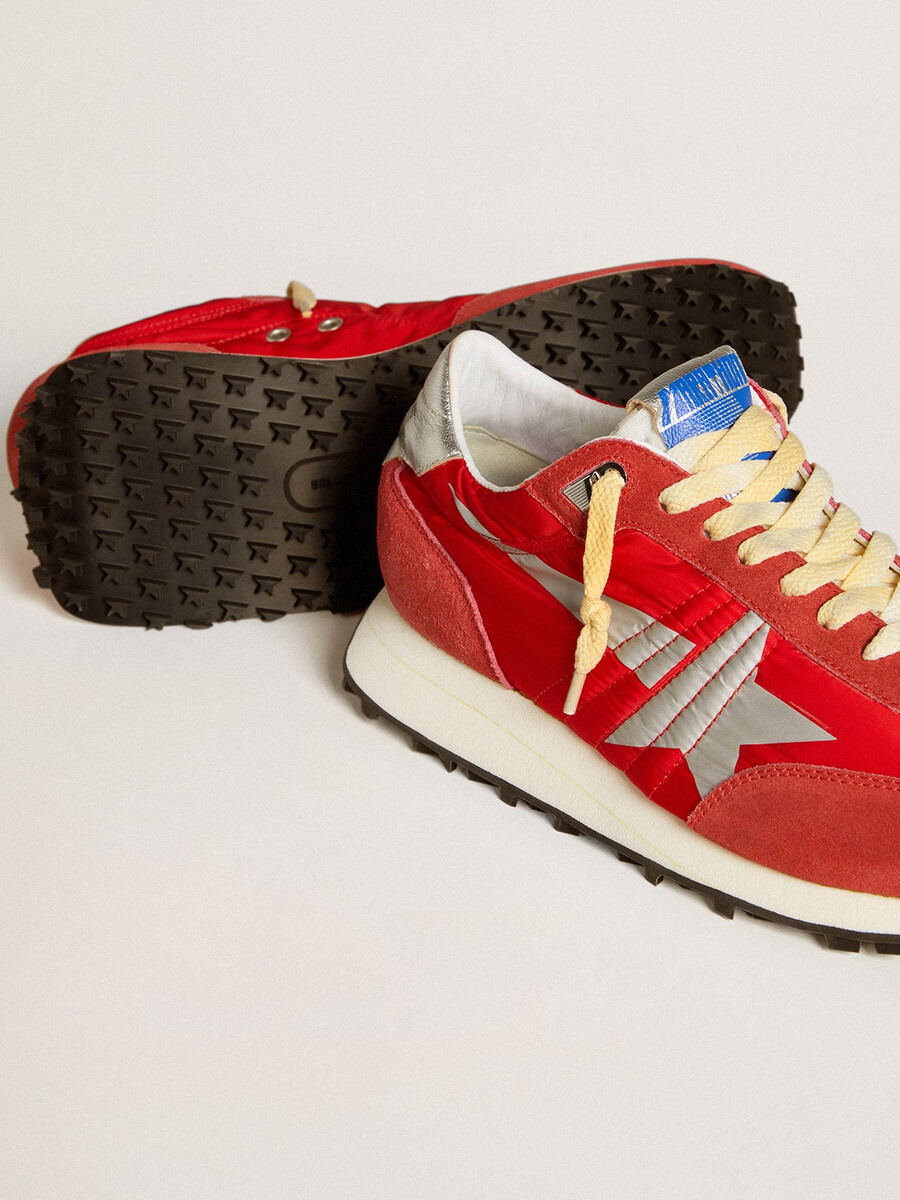 maratón para hombre con parte superior de nailon rojo y estrella plateada