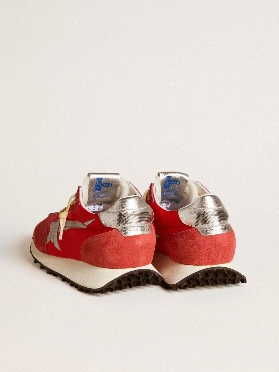maratón para hombre con parte superior de nailon rojo y estrella plateada