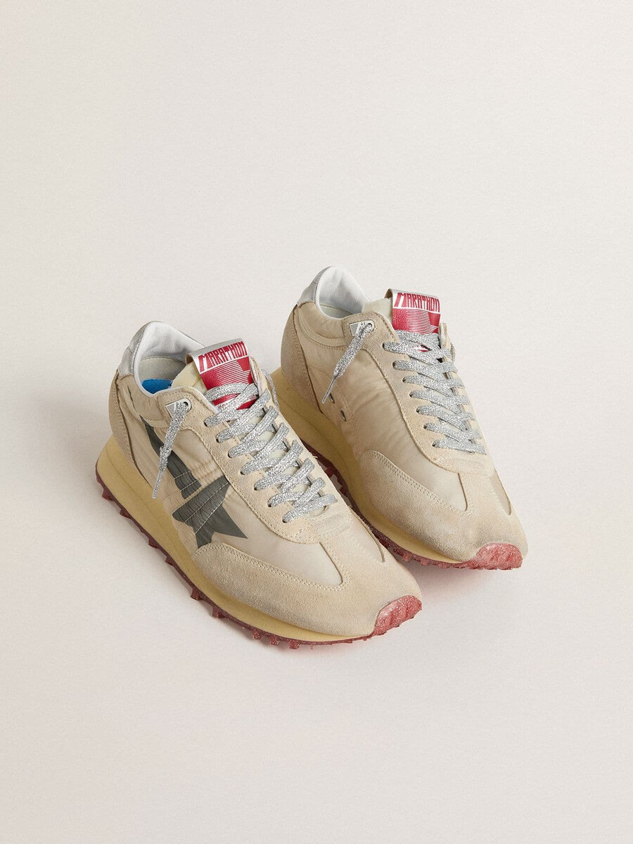 maratón para hombre con parte superior de nailon beige y estrella gris