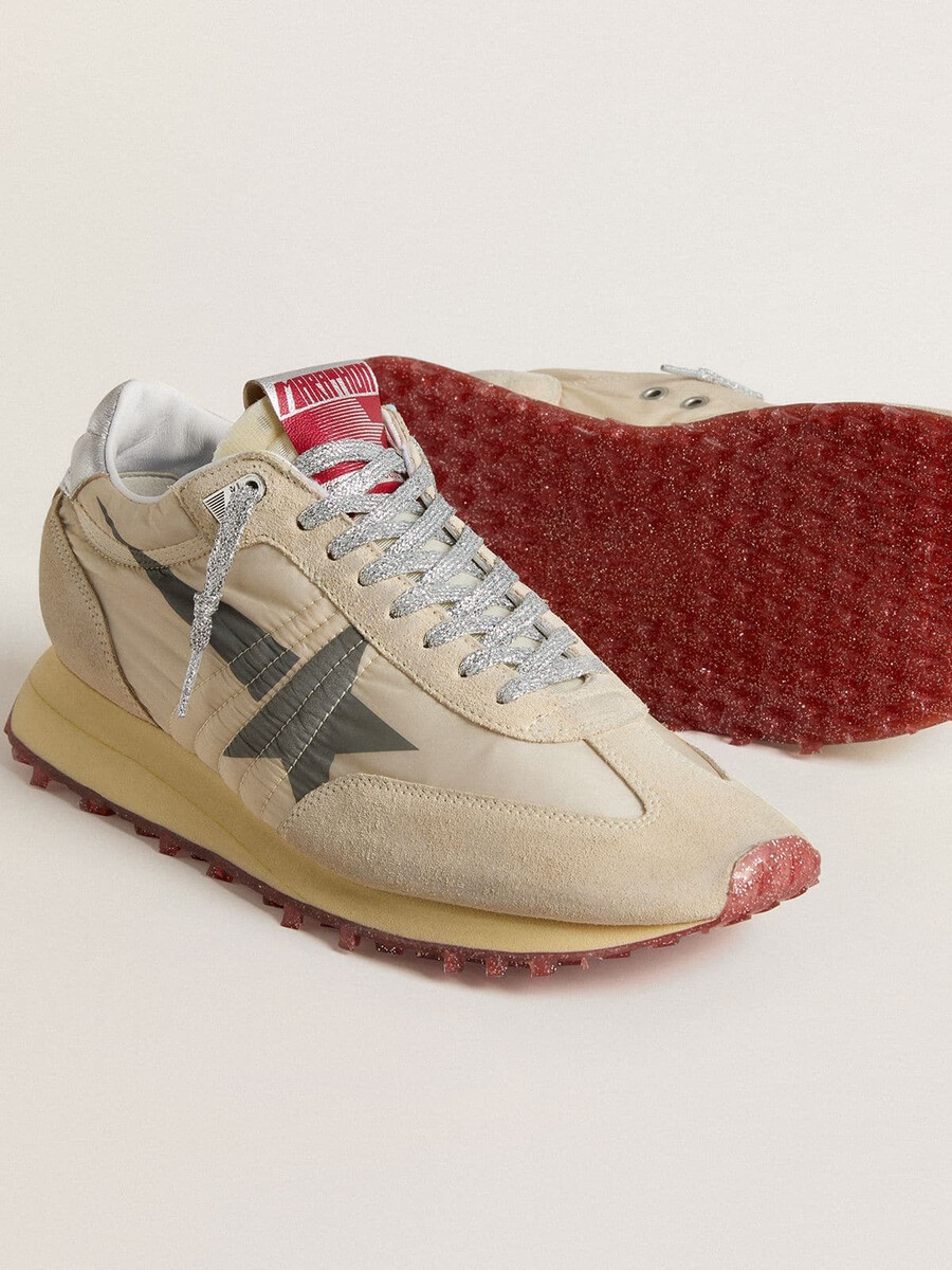maratón para hombre con parte superior de nailon beige y estrella gris