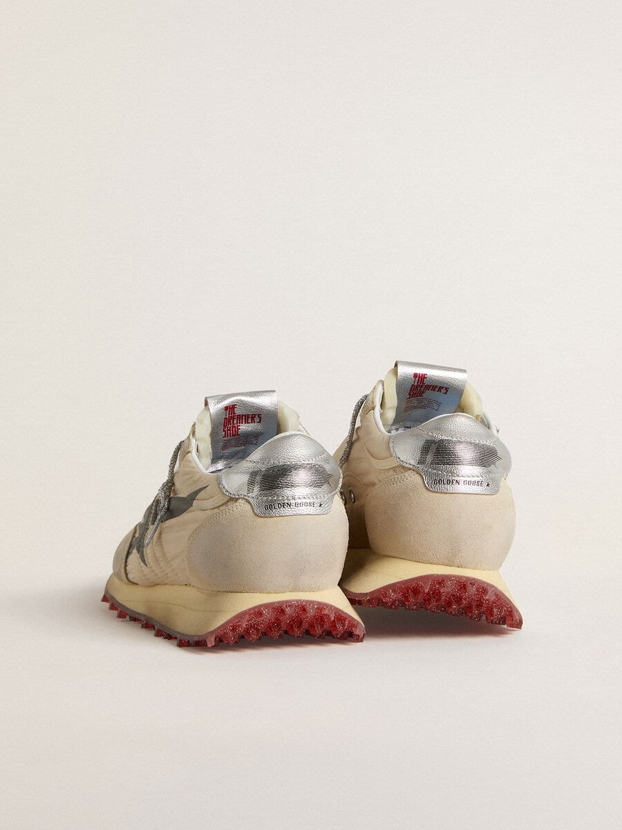 maratón para hombre con parte superior de nailon beige y estrella gris