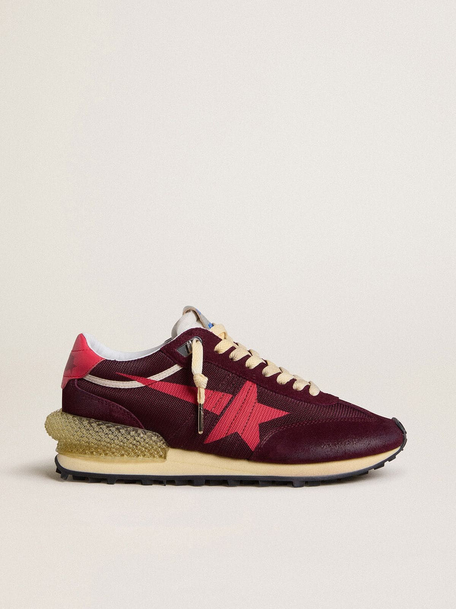 maratón para hombre en malla y ante burdeos con estrella rosa estampada