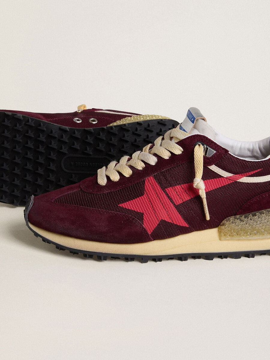 maratón para hombre en malla y ante burdeos con estrella rosa estampada