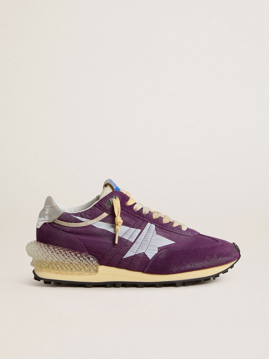 maratón para mujer con parte superior de nailon morado y estrella blanca