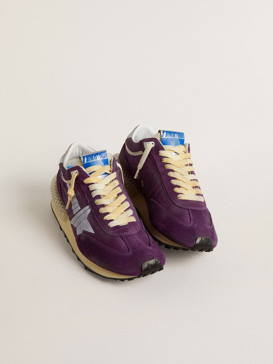 maratón para mujer con parte superior de nailon morado y estrella blanca