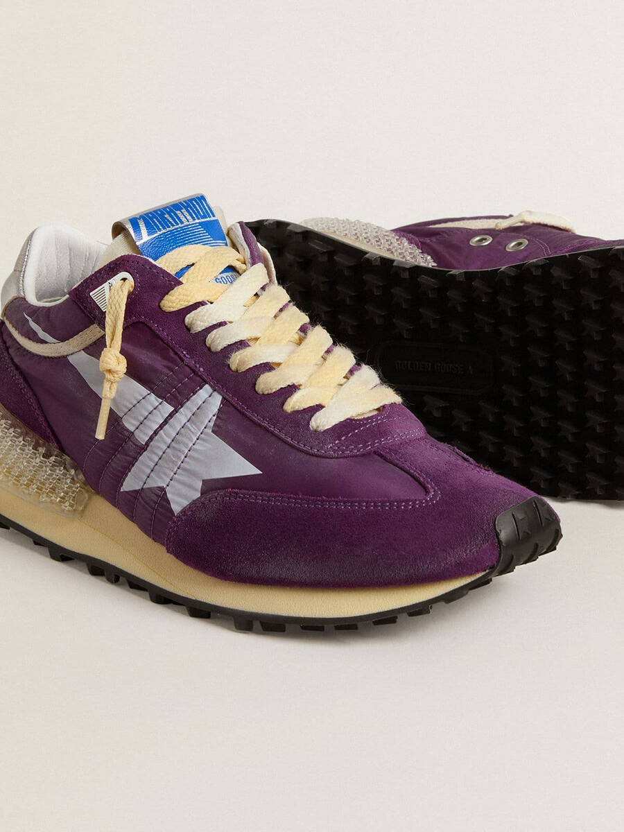 maratón para mujer con parte superior de nailon morado y estrella blanca