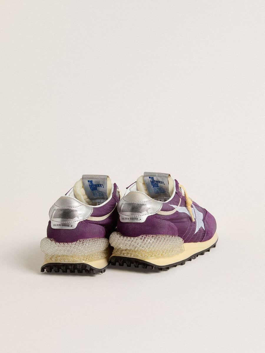 maratón para mujer con parte superior de nailon morado y estrella blanca