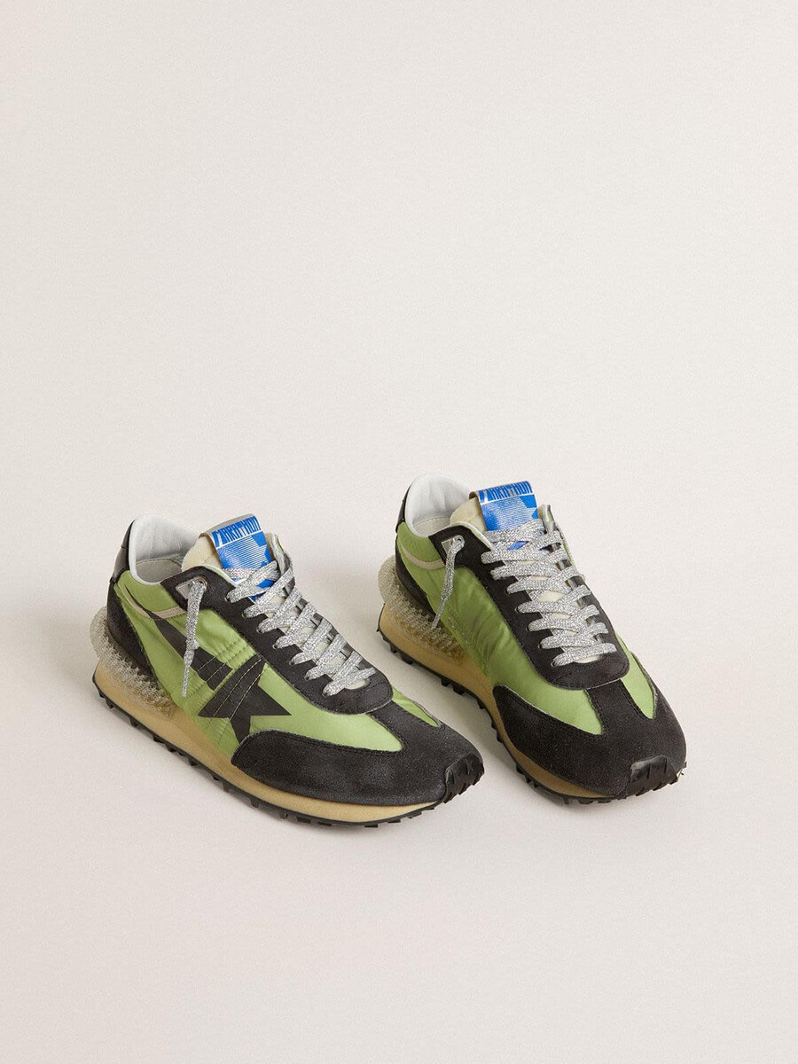 maratón para mujer con parte superior de nailon verde y estrella negra
