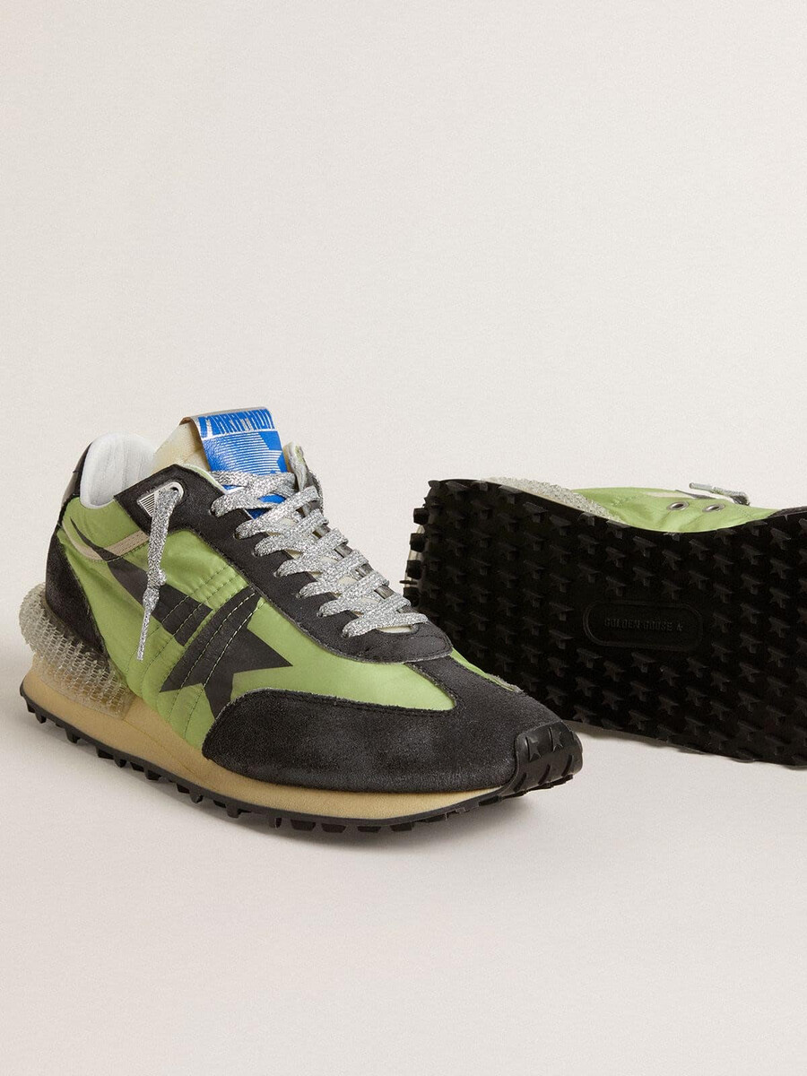 maratón para mujer con parte superior de nailon verde y estrella negra