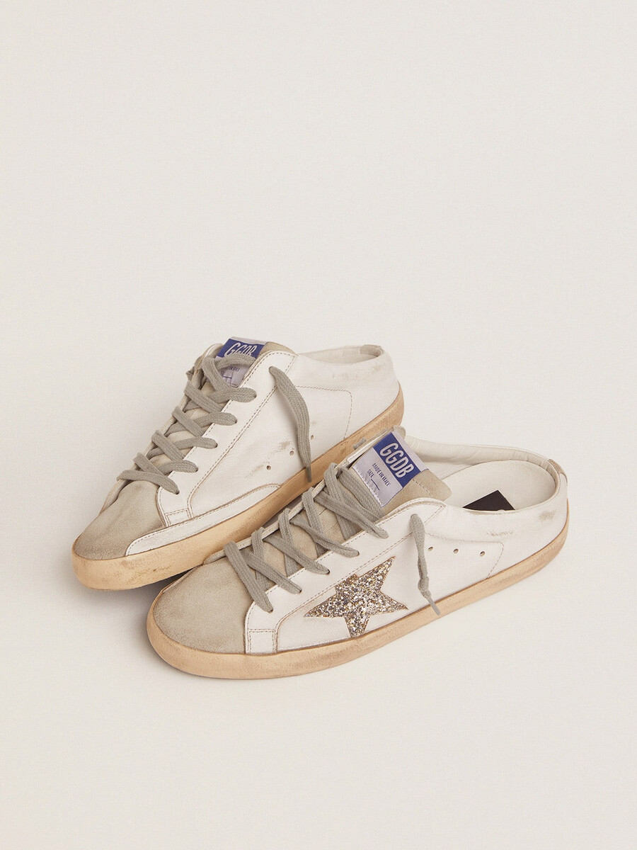 sabot super-star con estrella de brillo platino y lengüeta de gamuza