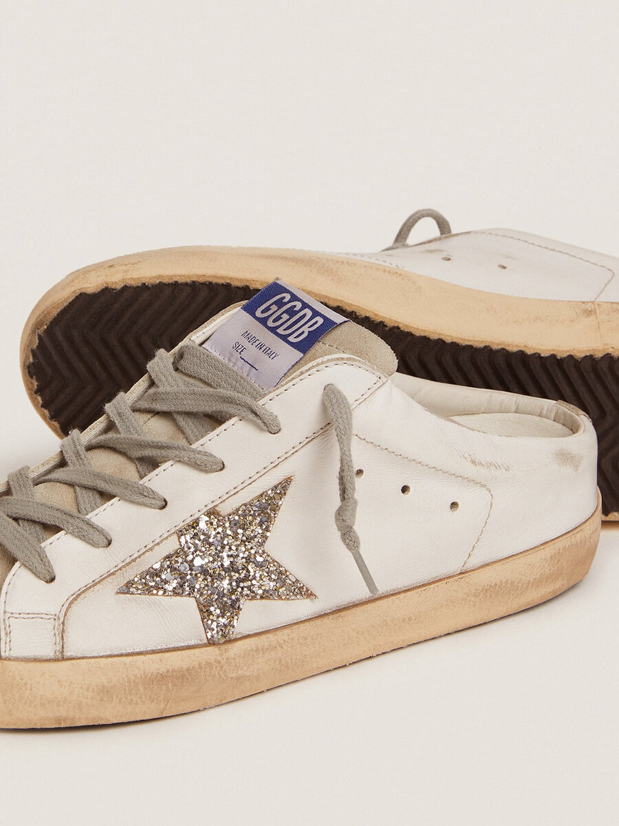 sabot super-star con estrella de brillo platino y lengüeta de gamuza