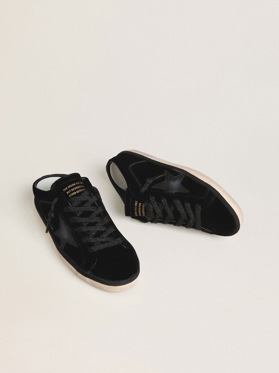 zuecos super-star para mujer en terciopelo negro con estrella de cuero negro con microbrillo