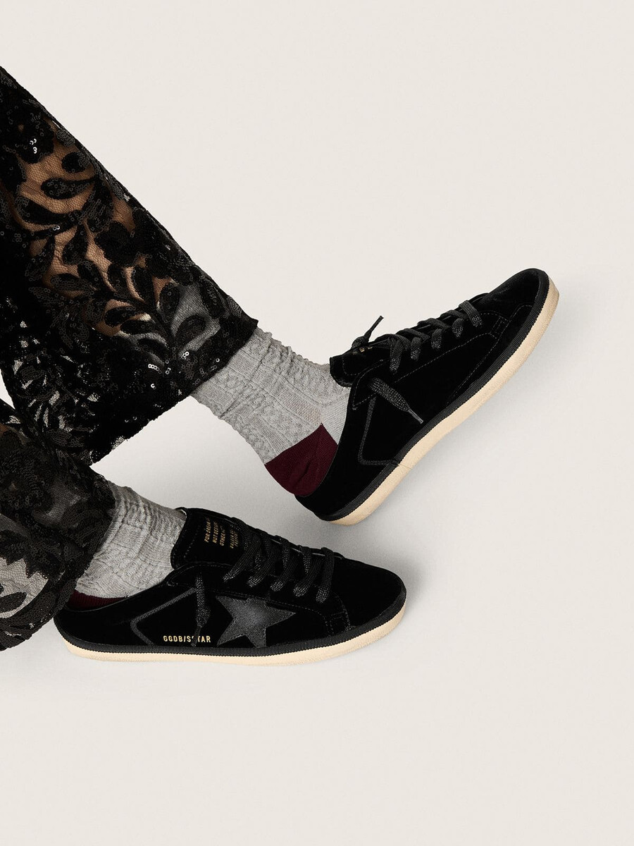 zuecos super-star para mujer en terciopelo negro con estrella de cuero negro con microbrillo