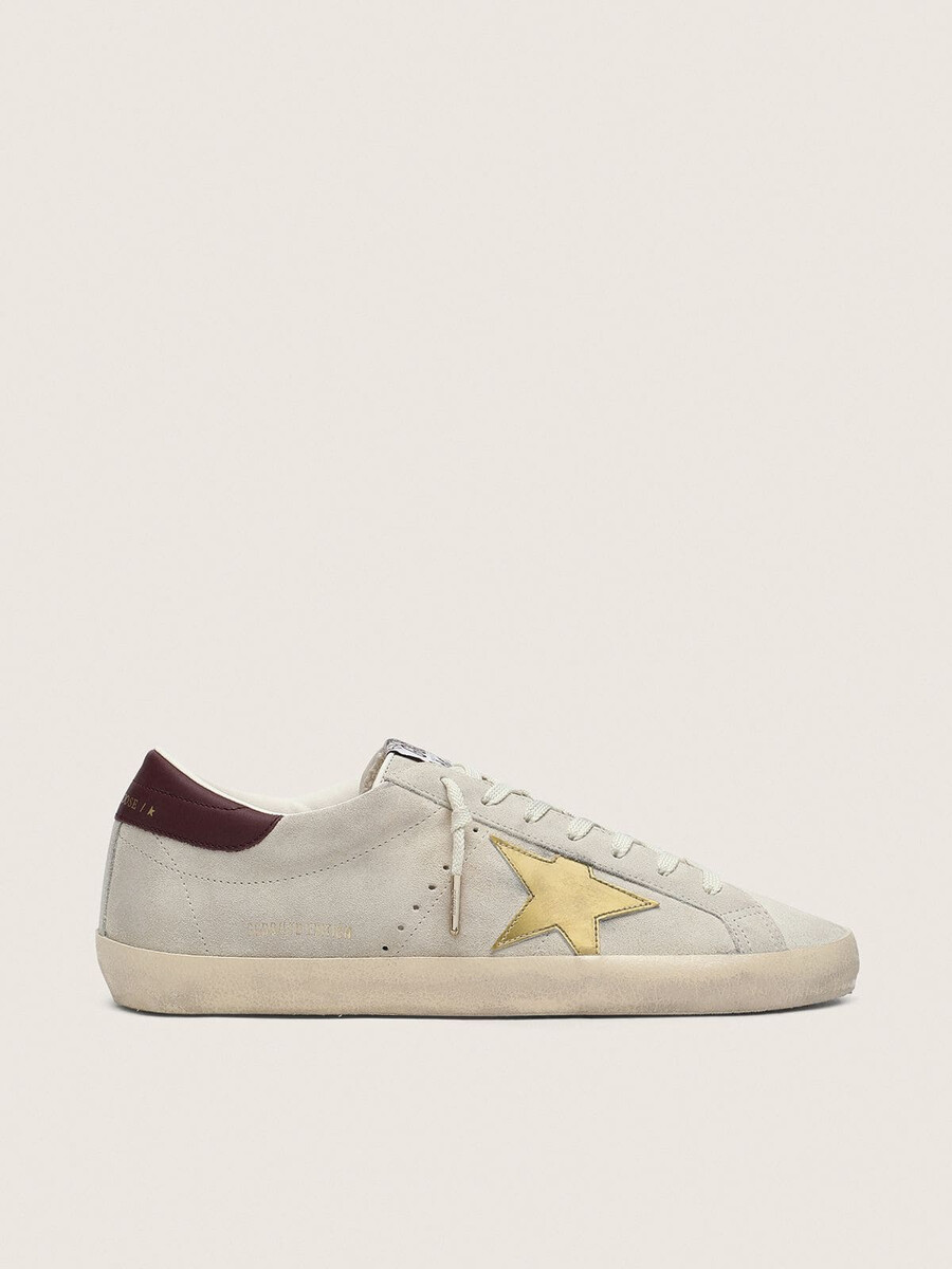 super-star cny para mujer en ante color marfil con estrella de cuero metalizado y refuerzo de cuero en el talón.