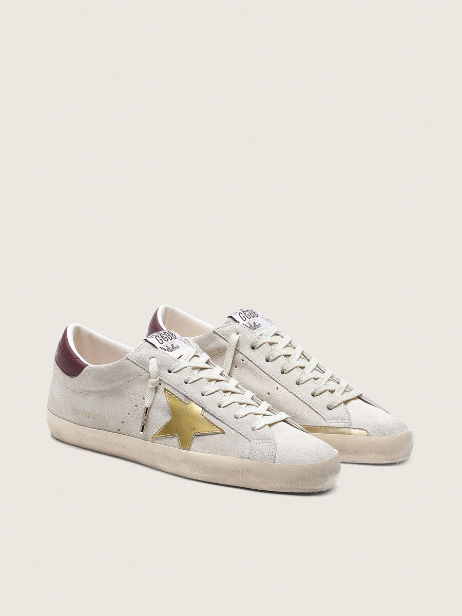 super-star cny para mujer en ante color marfil con estrella de cuero metalizado y refuerzo de cuero en el talón.