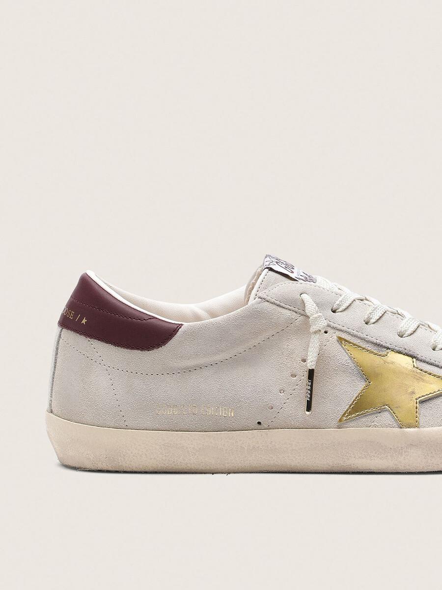 super-star cny para mujer en ante color marfil con estrella de cuero metalizado y refuerzo de cuero en el talón.