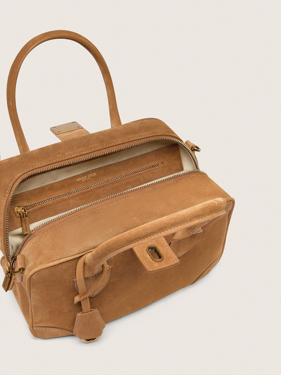 bolso vita en ante color camel con detalles dorados
